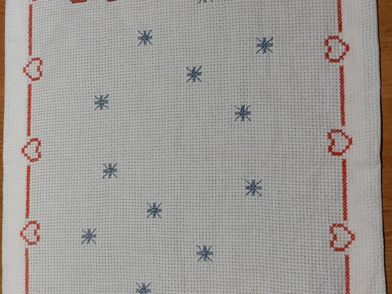 Billede 3 - Smuk broderet juleløber med nisse og kat i sneen.