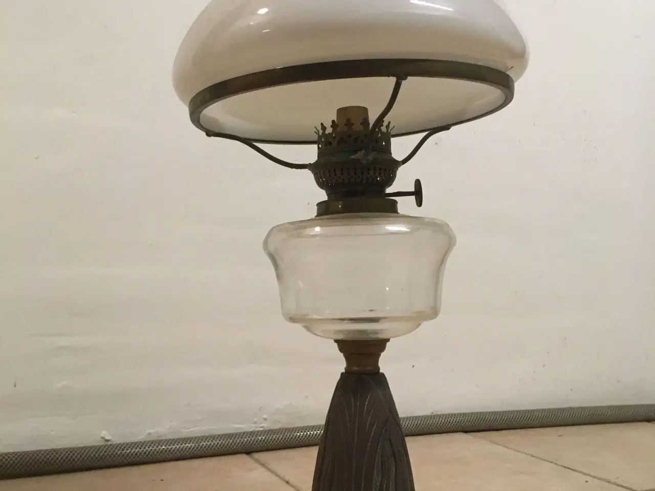 Billede 6 - Antik lampe m. hvid glasskærm 