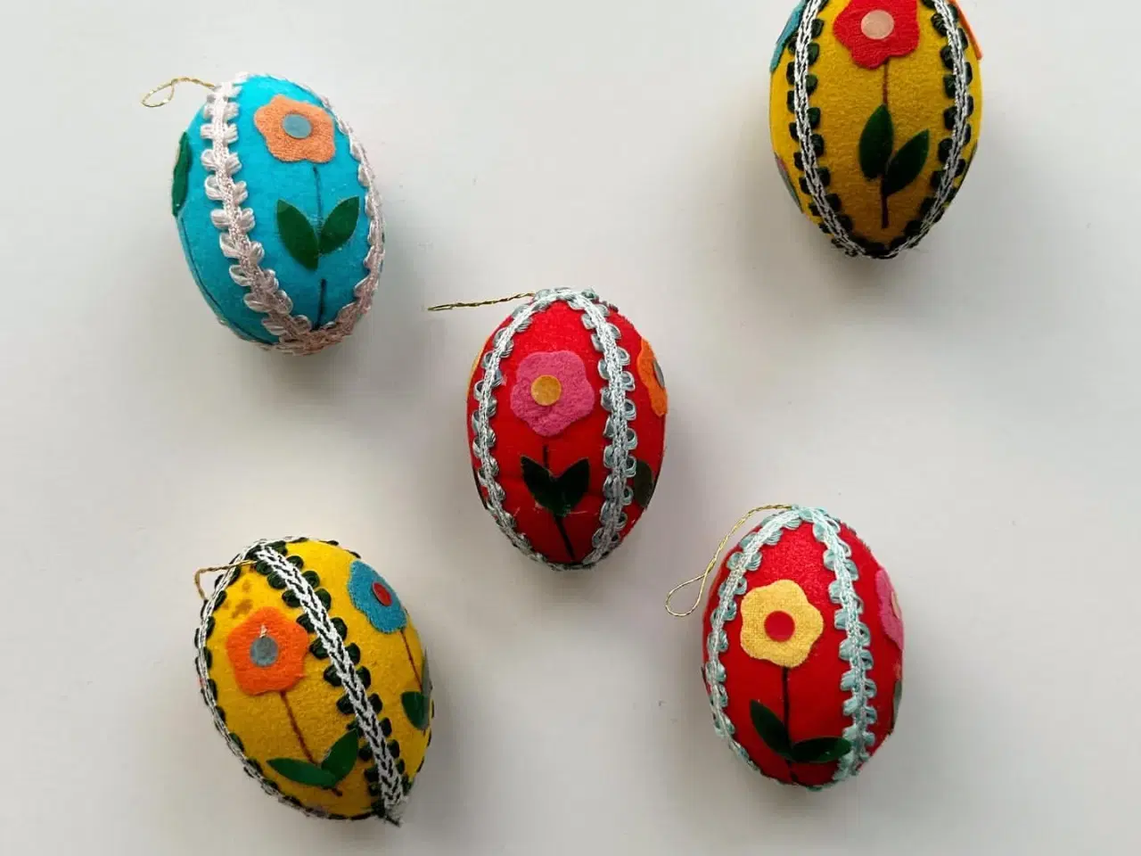 Billede 5 - Farverige æg m filtdekoration, 5 stk samlet