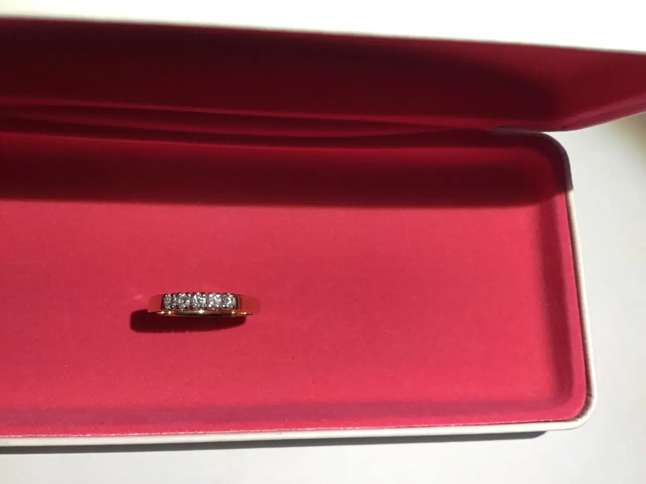 Billede 2 - Diamantring rødguld.