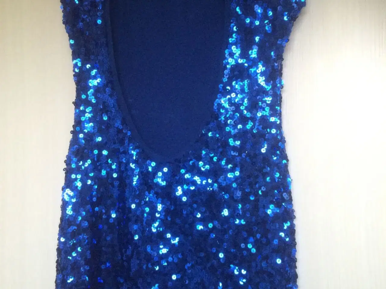 Billede 2 - Pæn blå kjole   Med glimmer