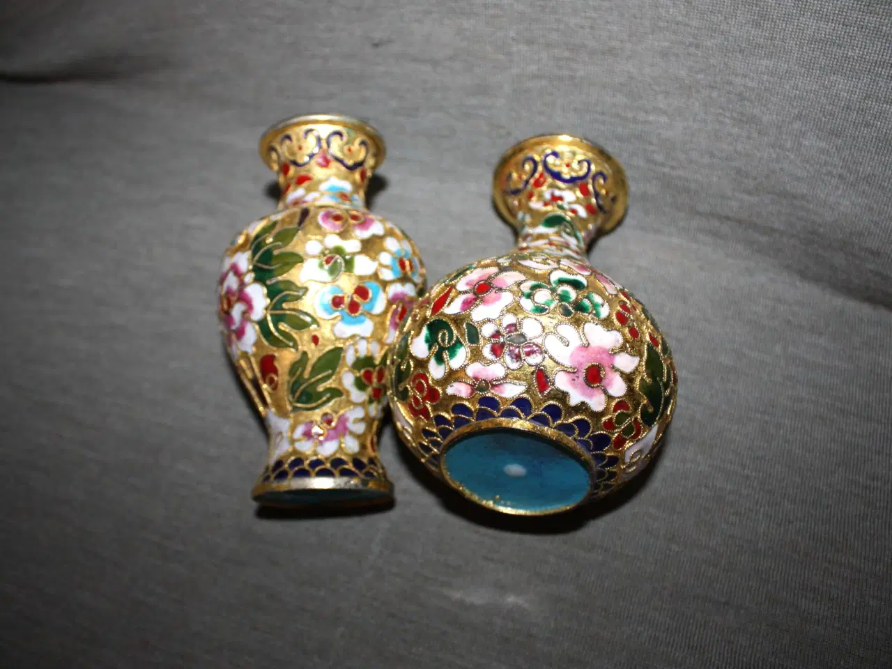 Billede 2 - Cloisonne vase med blomstermotiv højde 13 cm