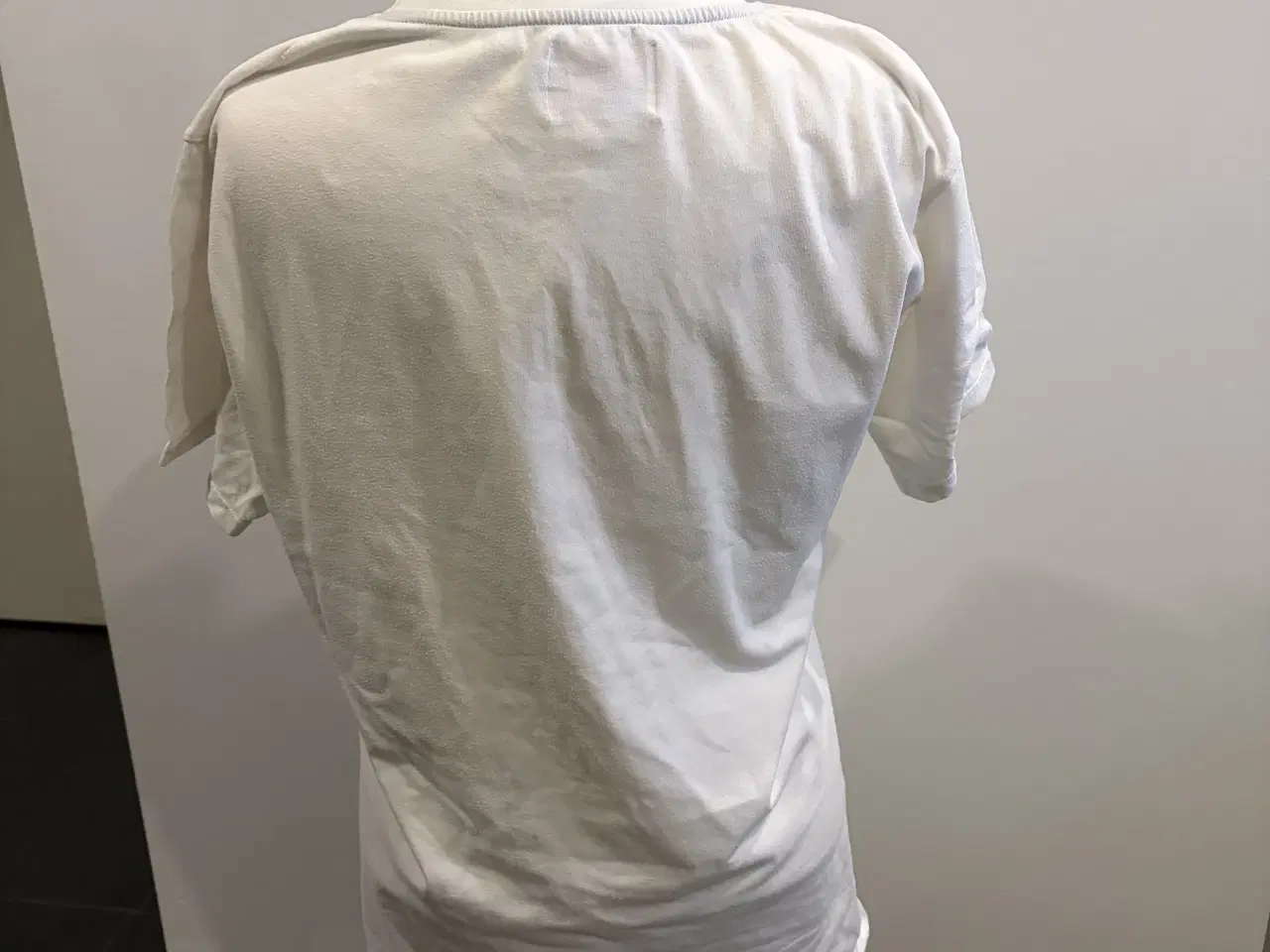 Billede 3 - Hvid T-shirt fra Sniff Street Supply.