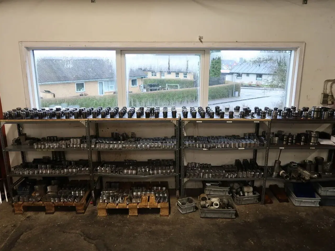 Billede 1 - 4 stk. reoler med div. Specialværktøj