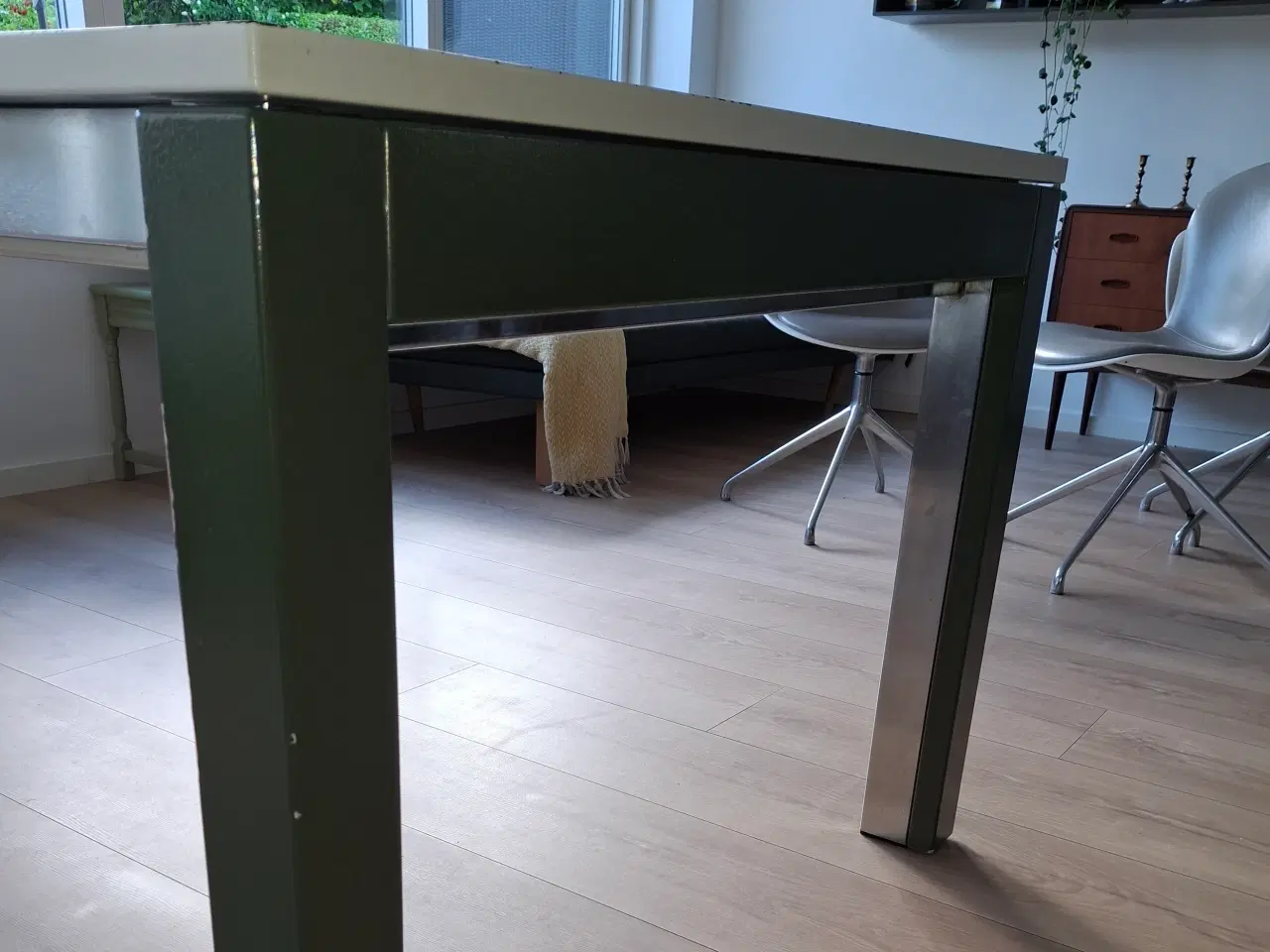 Billede 2 - Spisebord hvid laminat plade træ og stål ben