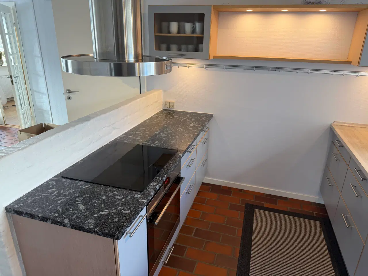 Billede 2 - Invita køkken i gråt laminat