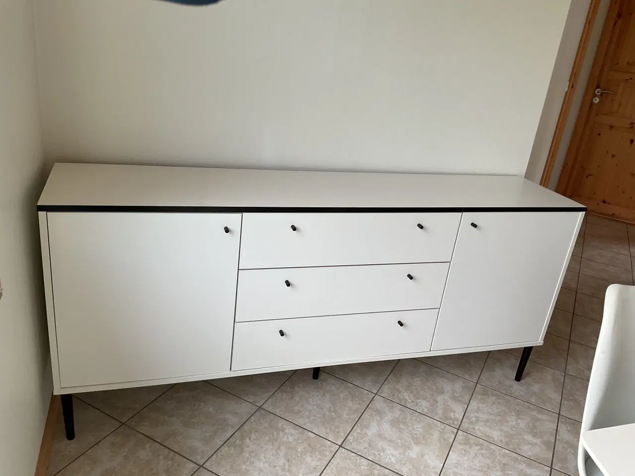 Billede 2 - Spisebord med 12 stole og en skænk