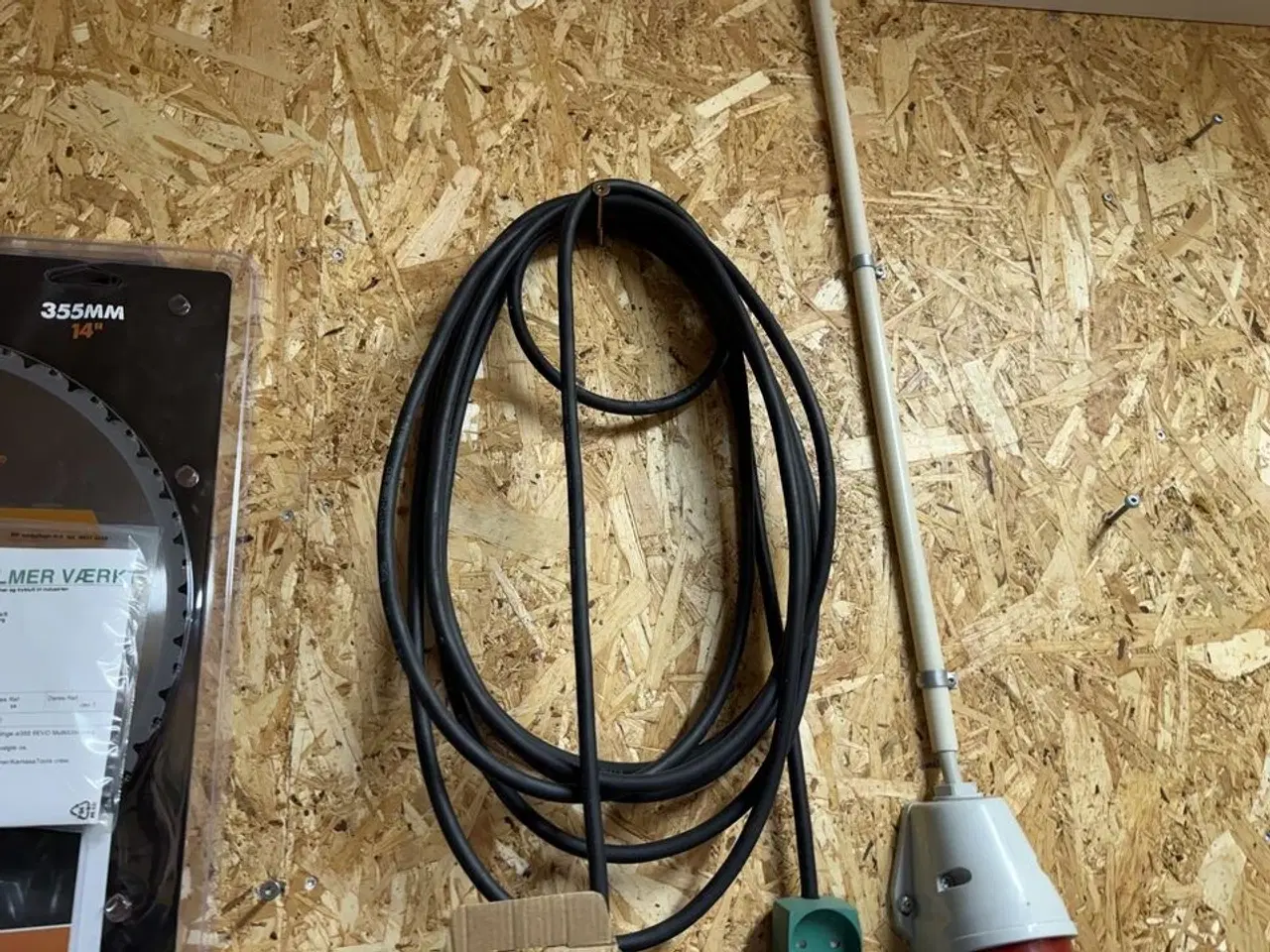 Billede 11 - Stålreol med diverse skruer, søm m.m.