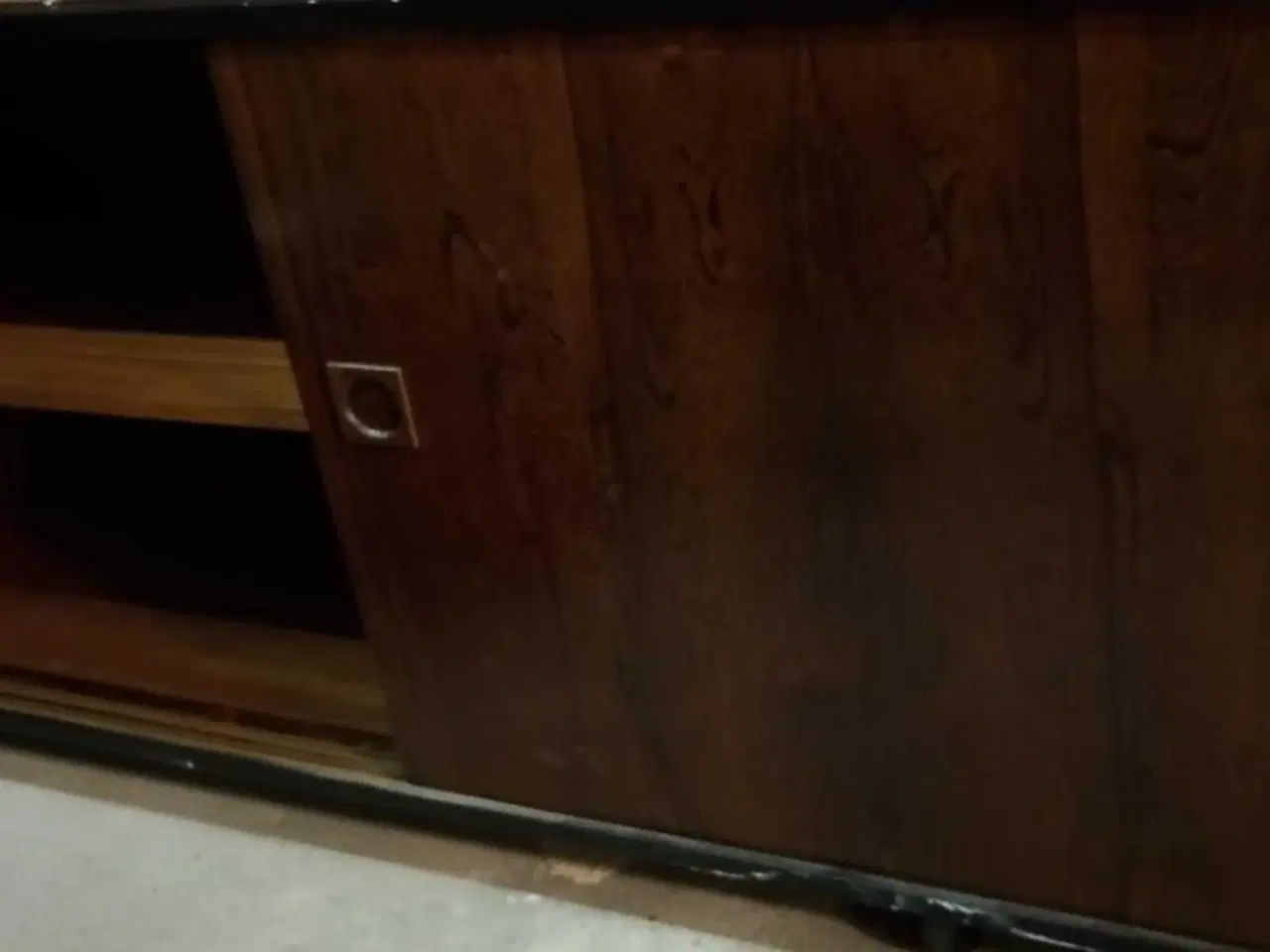 Billede 4 - Skøn palisander skænk med skydelåger og på hjul.