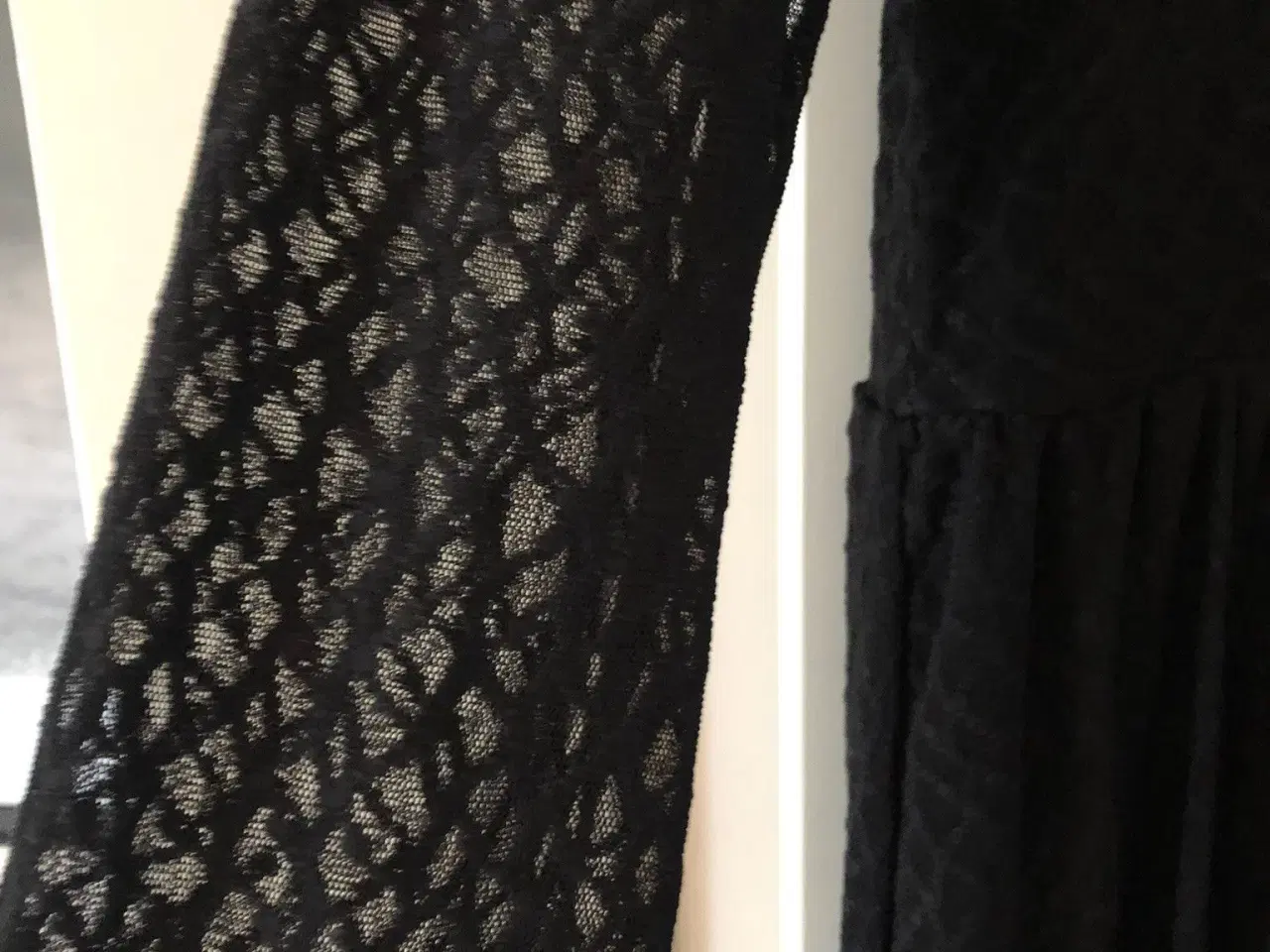 Billede 2 - Lang sort kjole