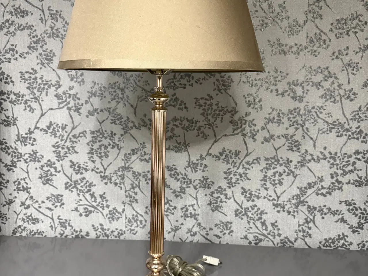 Billede 1 - Lampe med beige silke lampeskærm