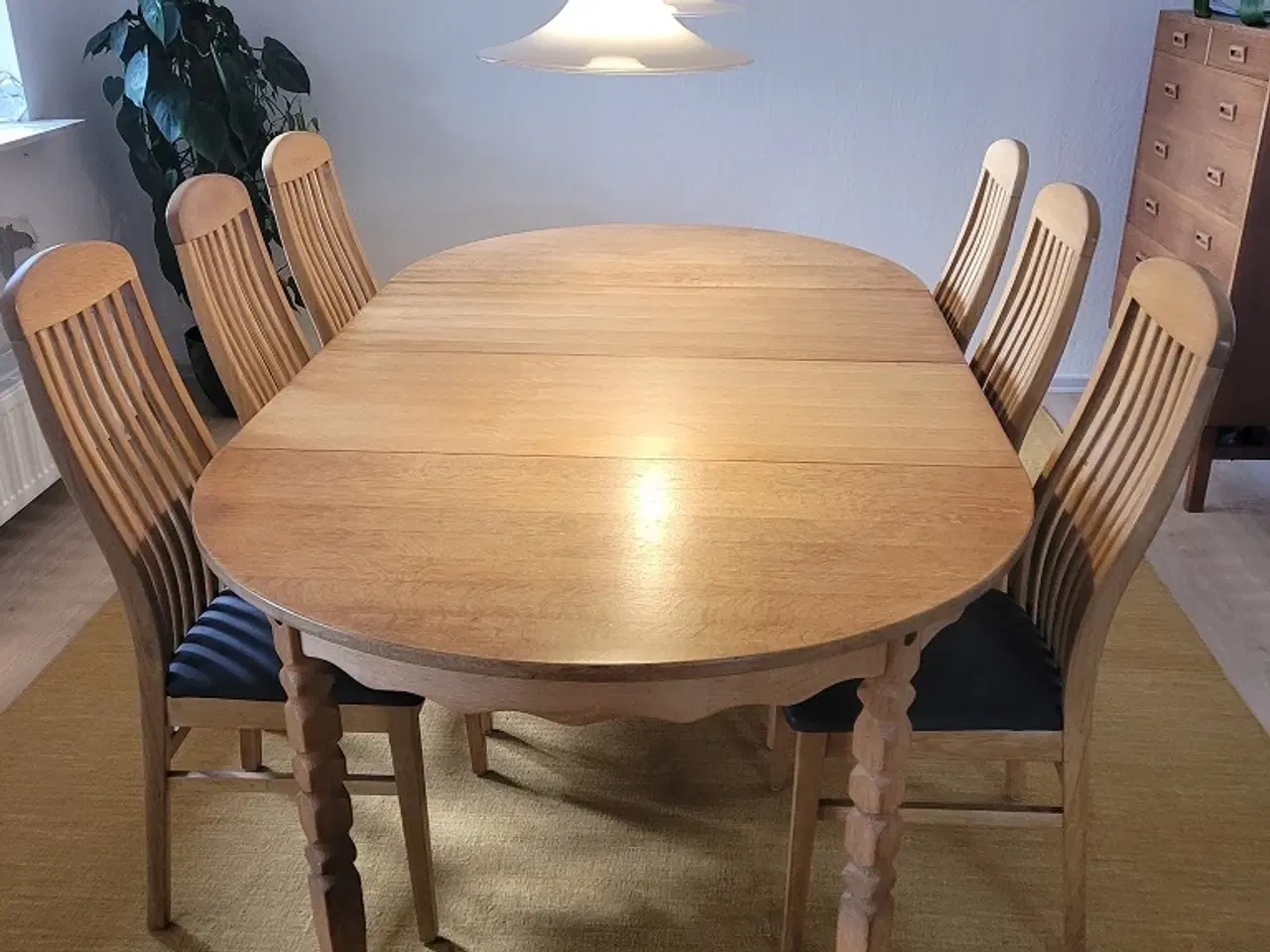 Billede 1 - Spisebord massiv Eg