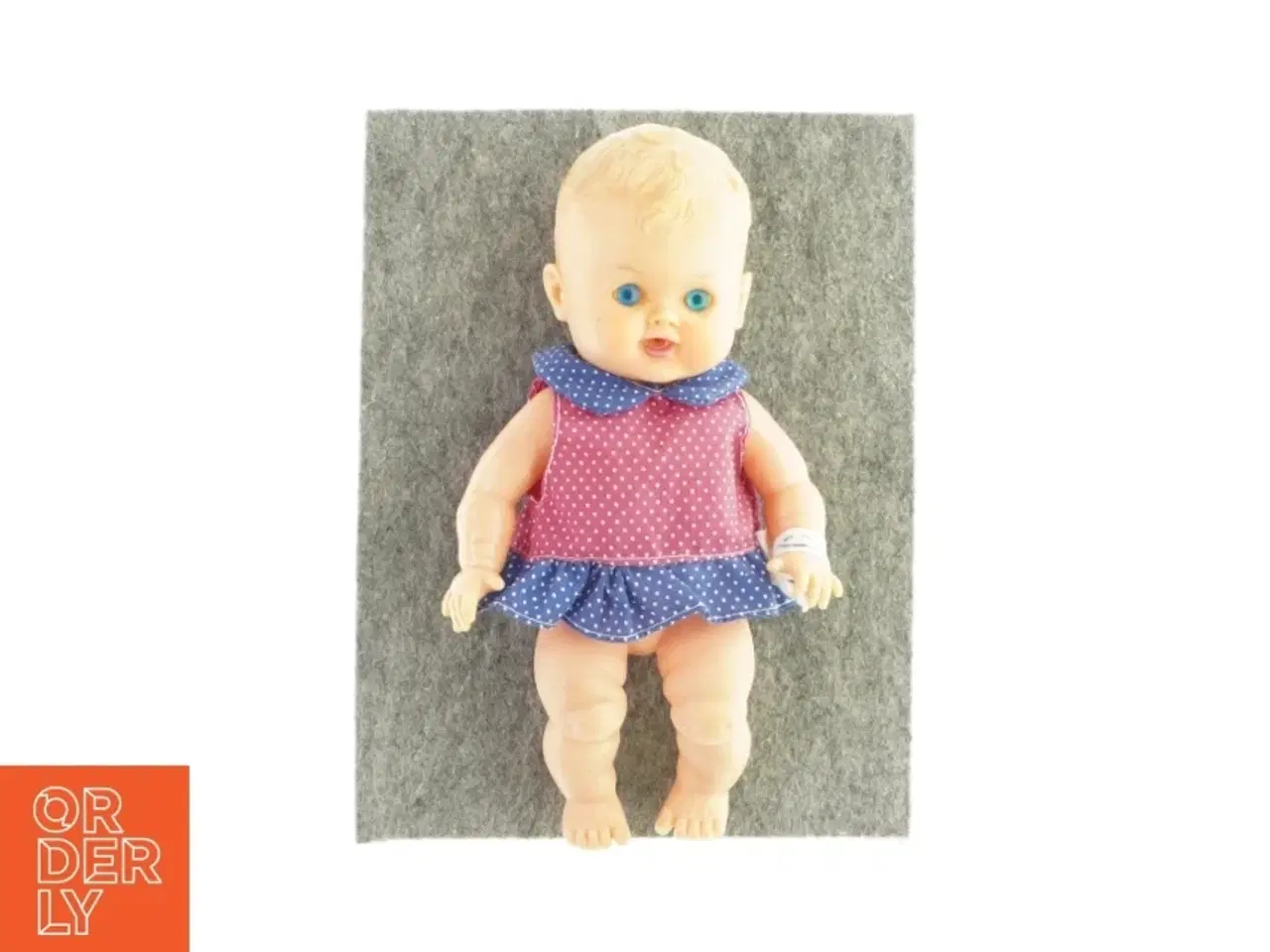 Billede 1 - Lille dukke med kjole (str. H: 22 cm)