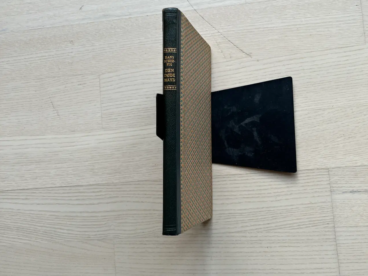 Billede 1 - Den døde mand - af Hans Scherfig