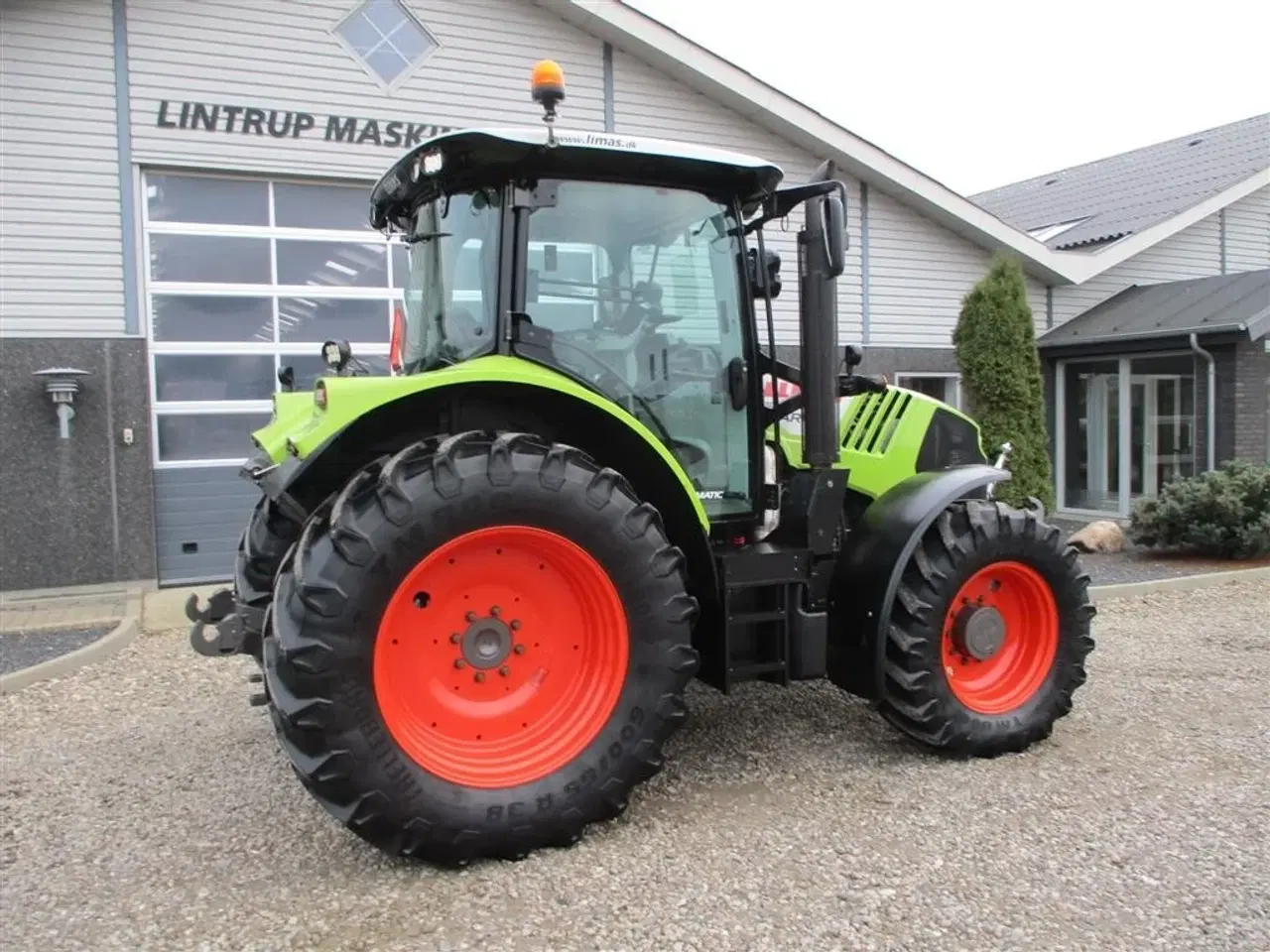 Billede 13 - CLAAS ARION 550 C-matic med frontlift, affjedret foraksel og affjedret kabine.