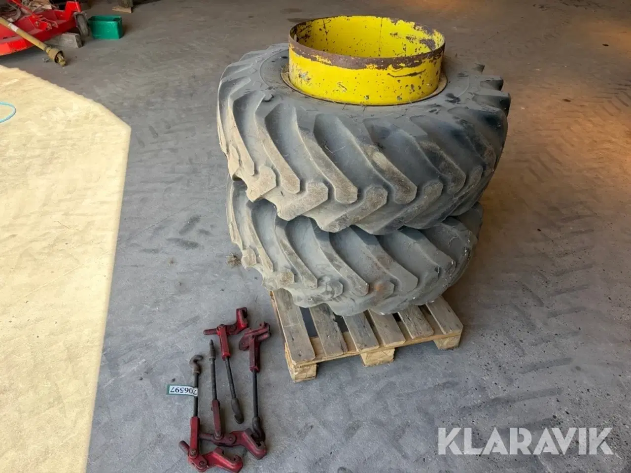 Billede 1 - Tvillingehjul Goodyear 16.9-24 - 2 styk - med låse