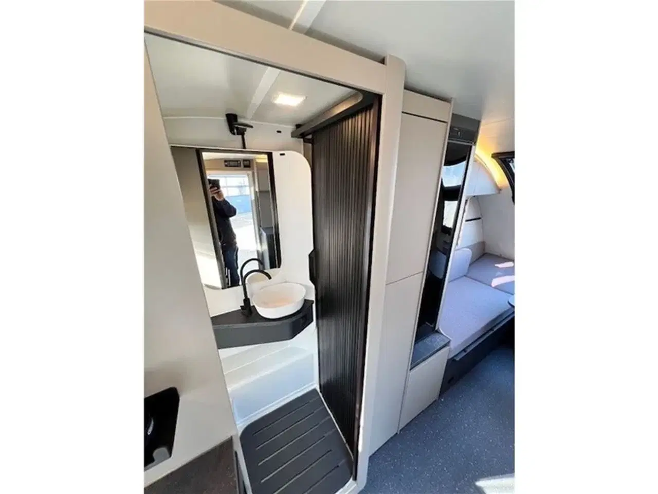 Billede 12 - 2026 - Adria Action 391 LH Classic   NY udgave! Enkeltsenge, sidehængt bord, endekøkken, Truma Combi-varme (gas), Soundbar, panorama-vindue, el-gulvvarme,