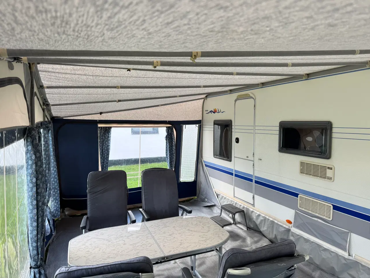 Billede 17 - Hobby 560 KMFE de luxe easy+mover, fortelt, løsøre