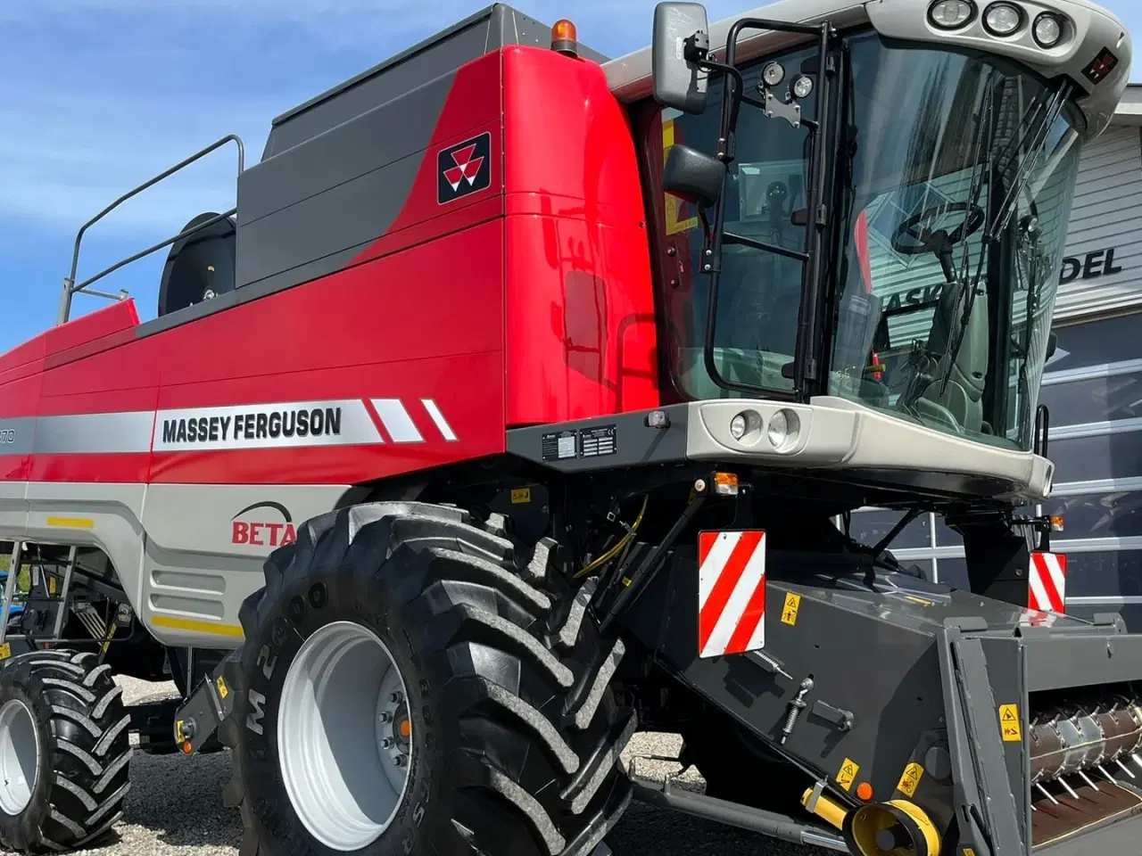 Billede 18 - Massey Ferguson 7370 BETA. Gårdmaskine med kun 1080 motortimer. Med 22fod powerflov skærebord