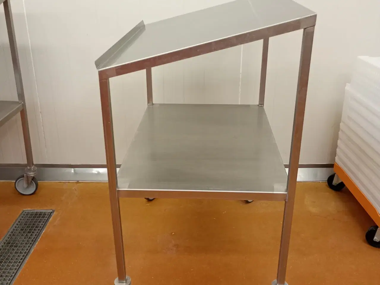 Billede 2 - Bord med skrå og vandret hylde på hjul  