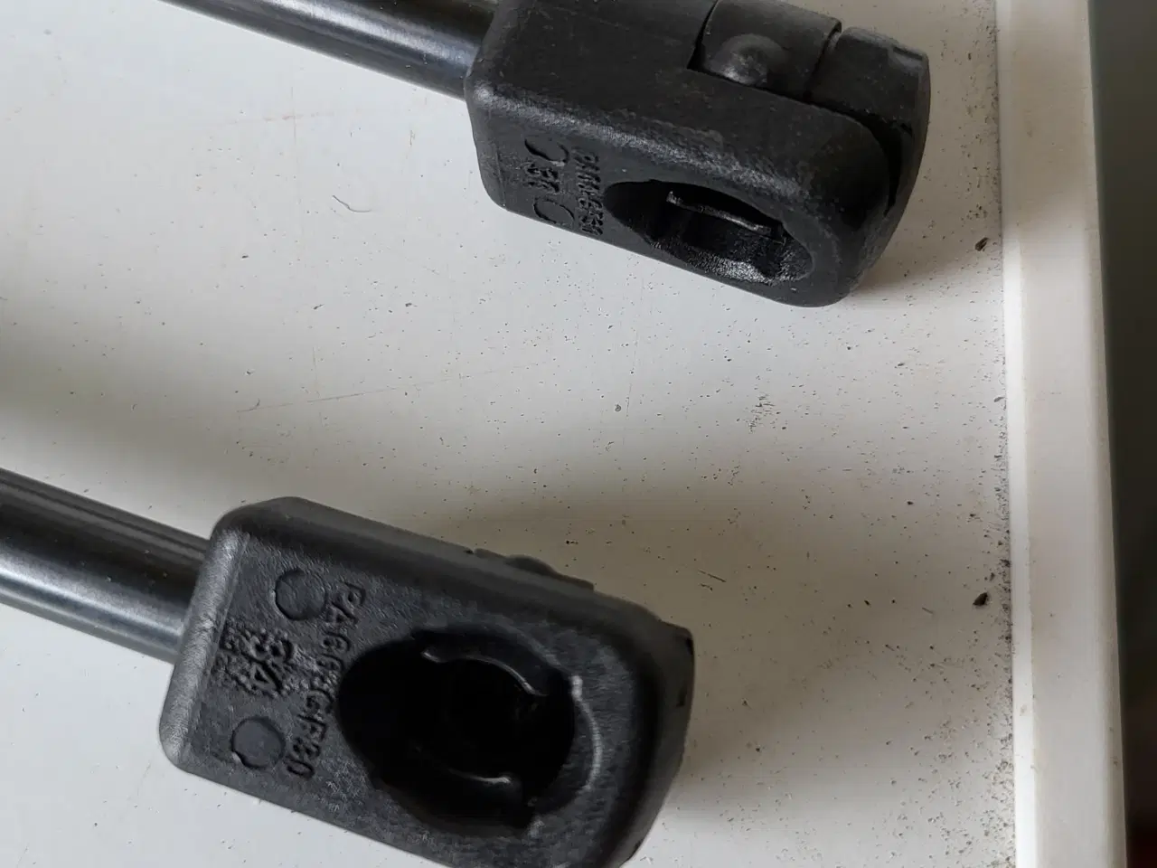 Billede 2 - Selv holder til motorhjelm Skoda og VW