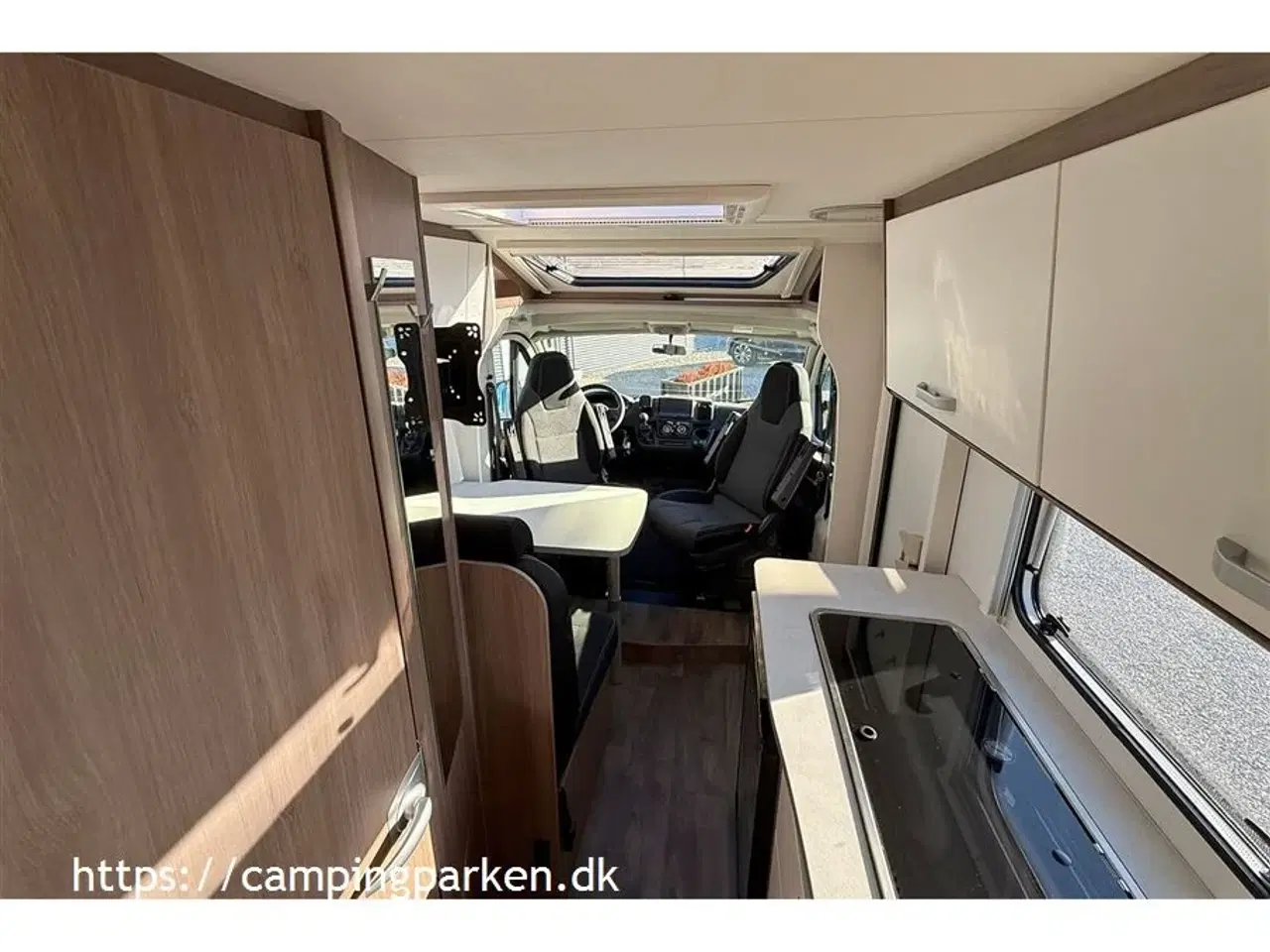 Billede 4 - 2024 - Carado V337 Pro   Carados populære smalle Van med enkeltsenge og kun 664 cm lang