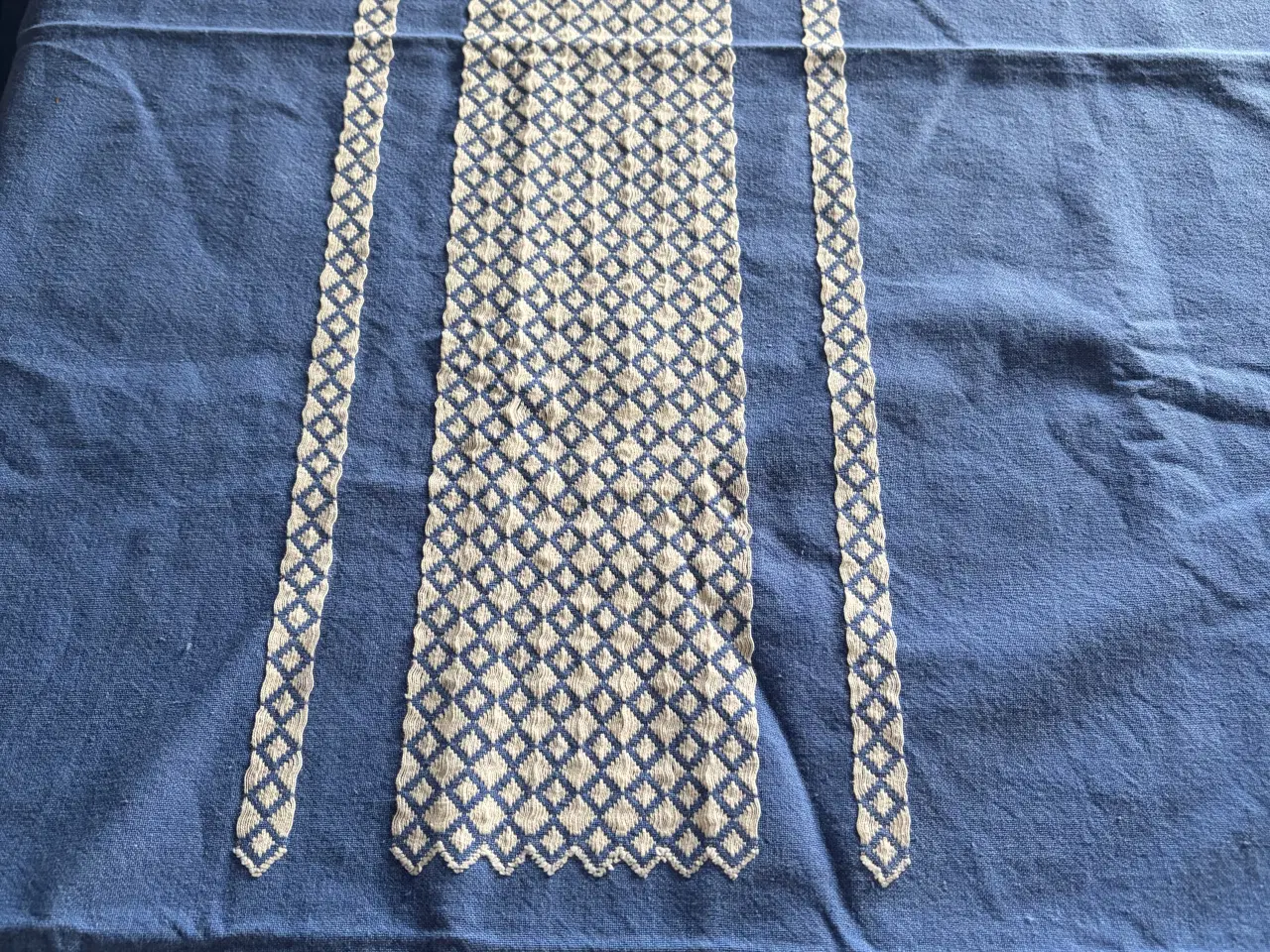 Billede 1 - Blå dug med hvid mønster