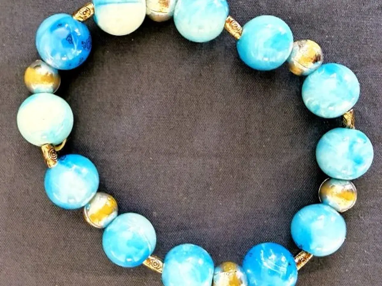 Billede 3 - Elastisk armbånd med blå og sølvfarvede perler