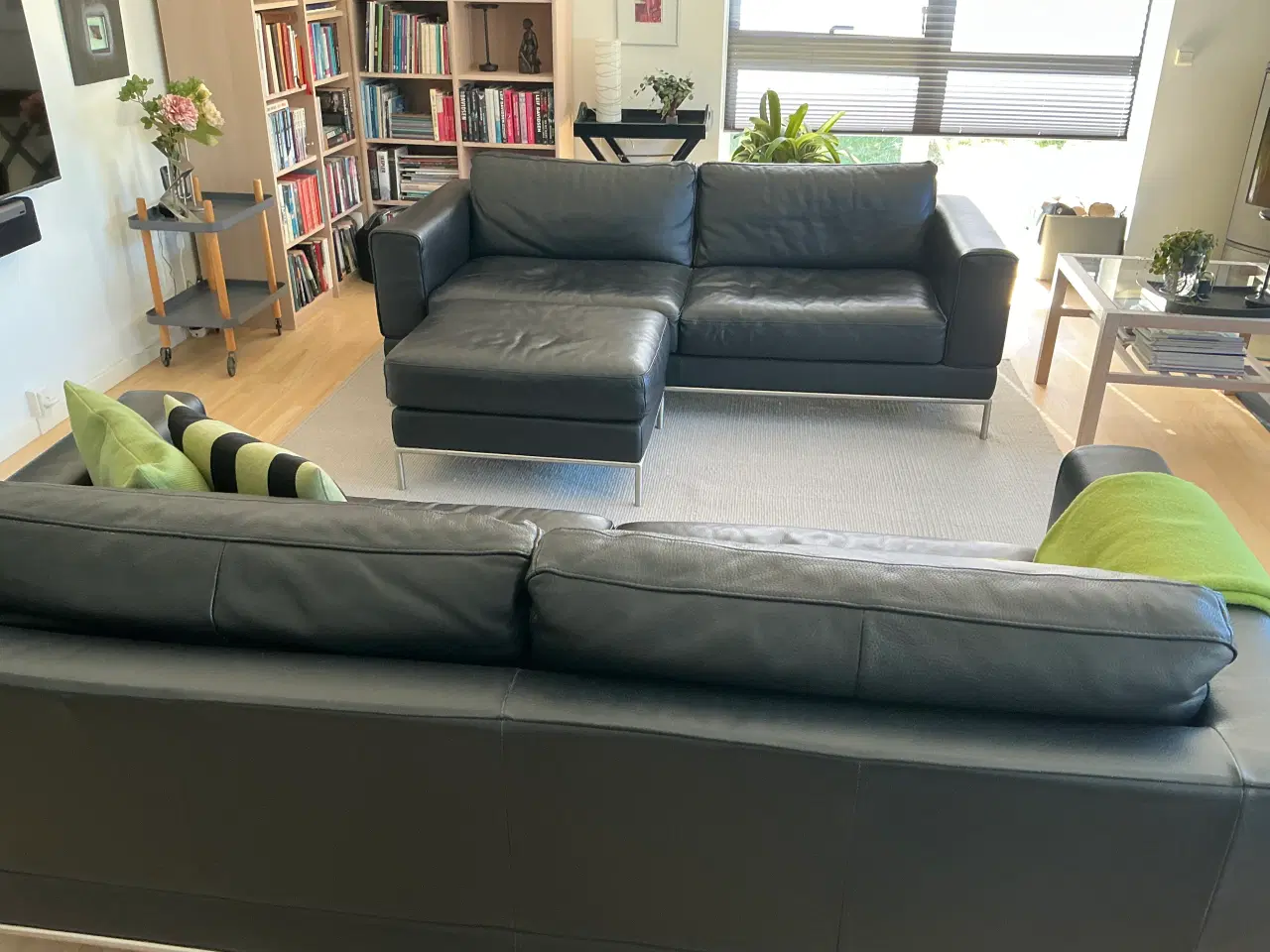 Billede 3 - 2 sorte læder sofaer og 2 puffer