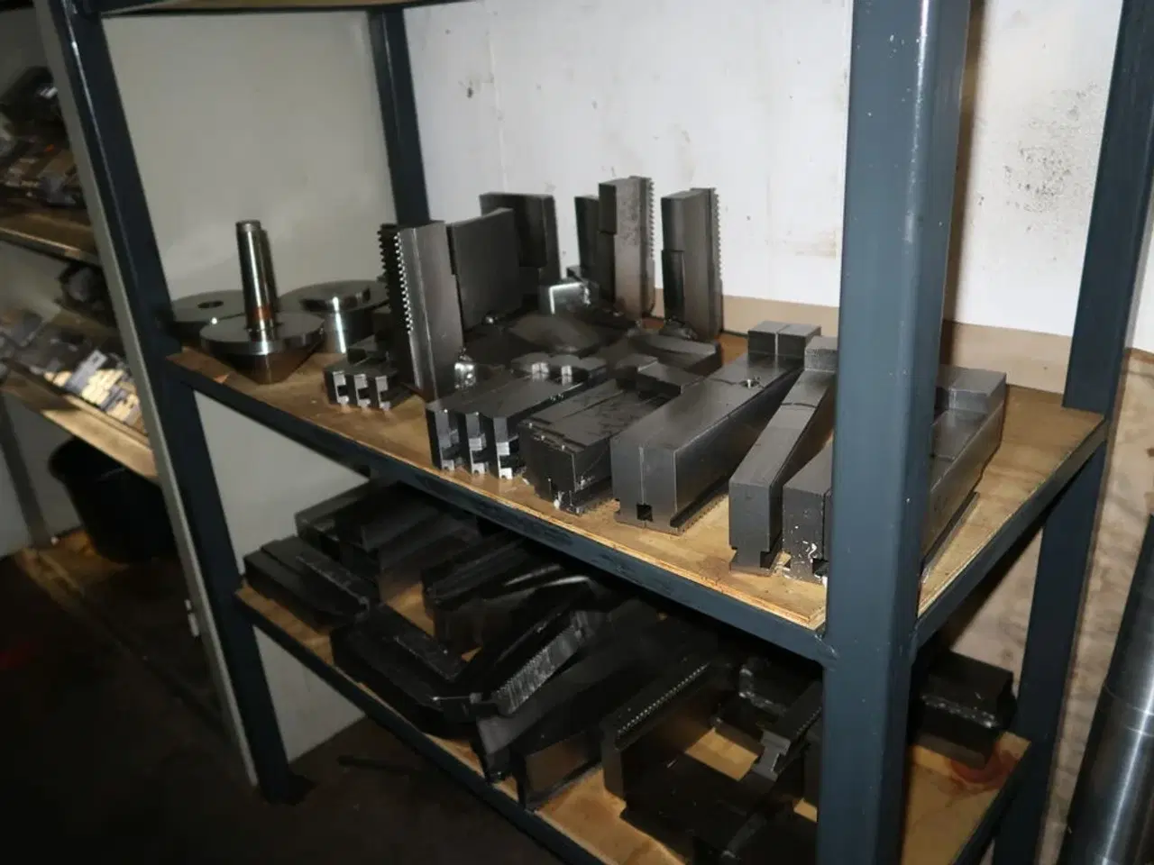 Billede 2 - Reol med div. Specialværktøj