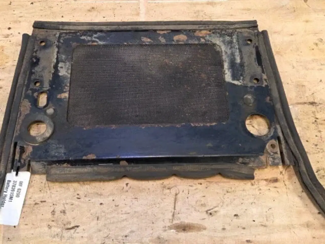 Billede 2 - Massey Ferguson 6290 Battery Holder 3783915M1