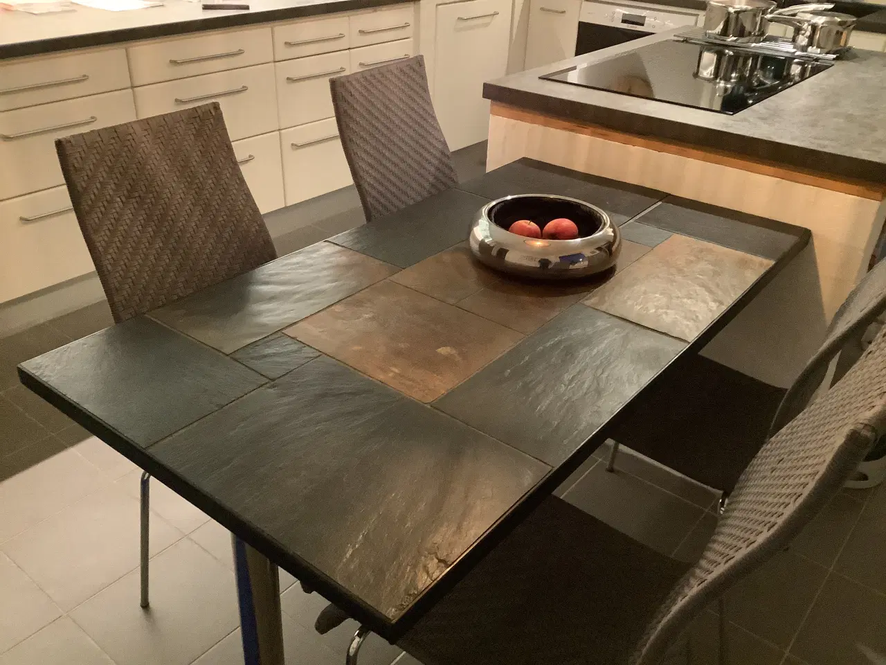 Billede 3 - Spisebord, skiffer incl. 6 stole i antrasitgrå 