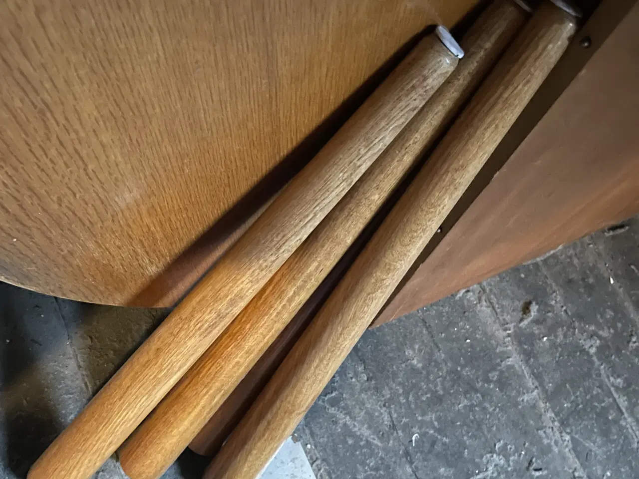 Billede 4 - Rundt spisebord med to tillægsplader 