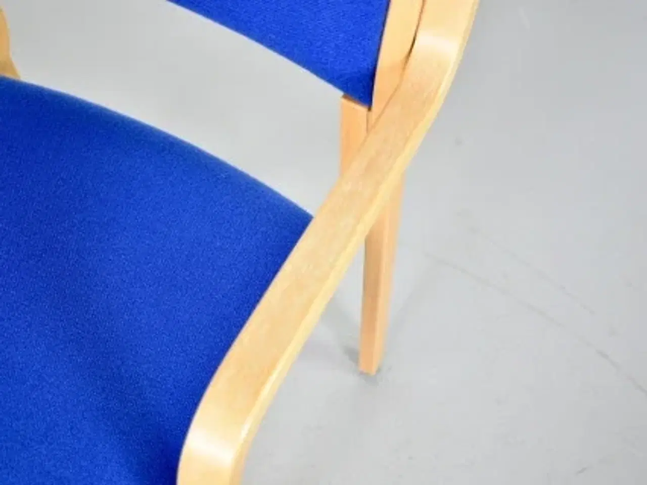 Billede 7 - Farstrup konference-/mødestol i bøg med blåt polster, med armlæn