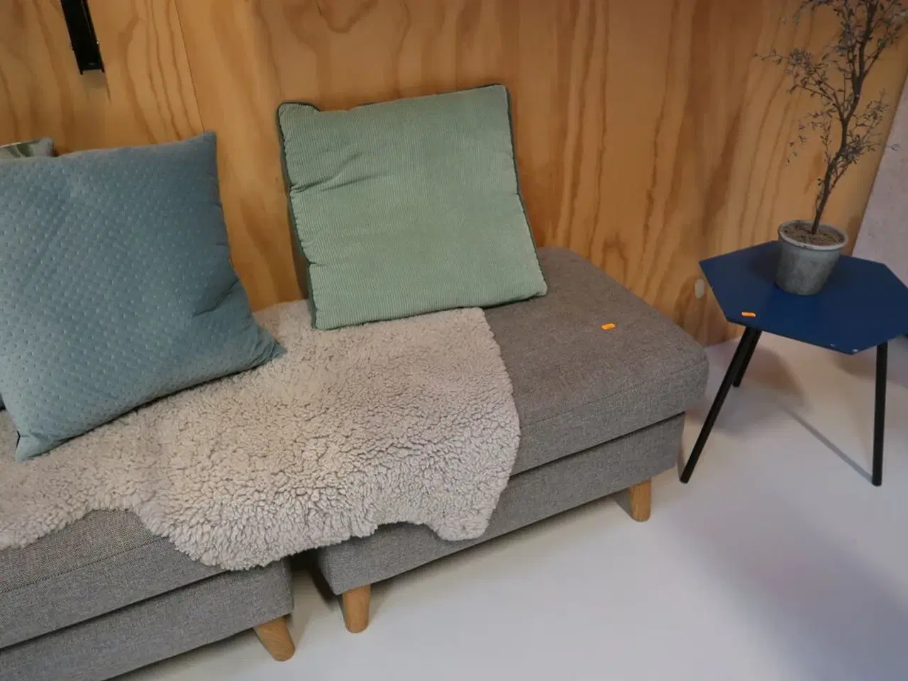 Billede 3 - 2 stk. puf, sofapuder samt sofabord