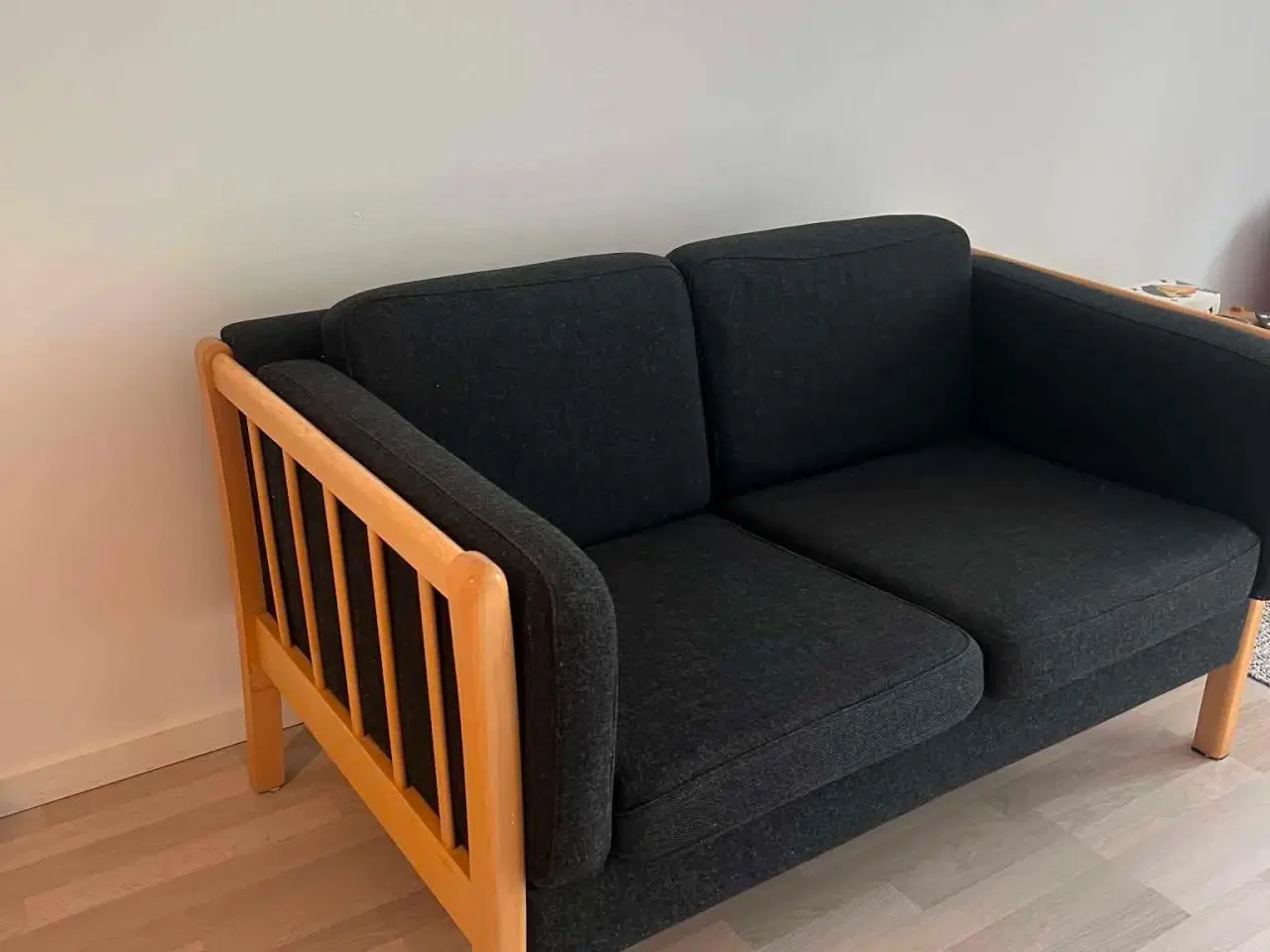 Billede 2 - Kompakt sort 2-personers sofa med træramme – pæ