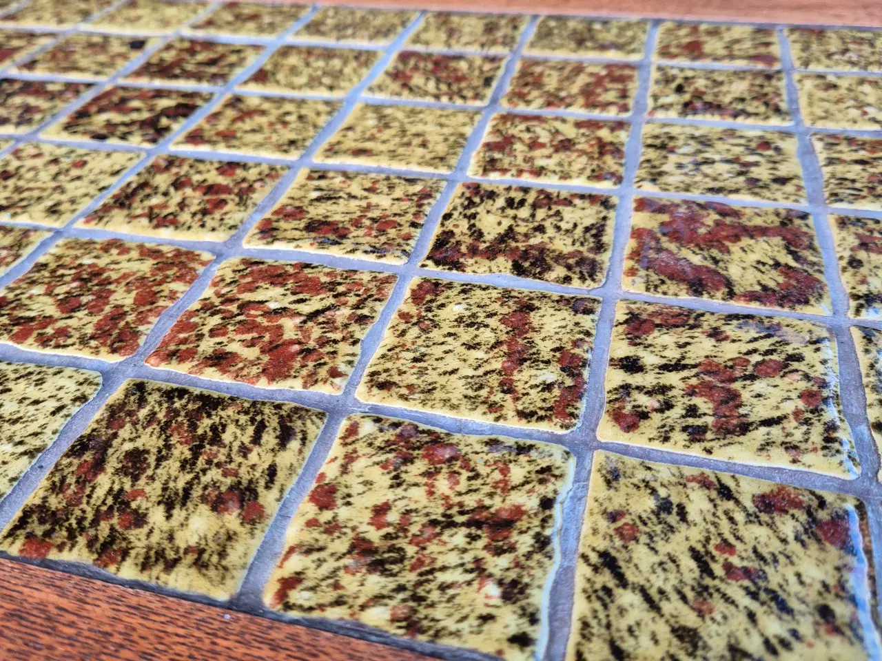 Billede 5 - Sidebord i teak med fine sandfarvede kakler