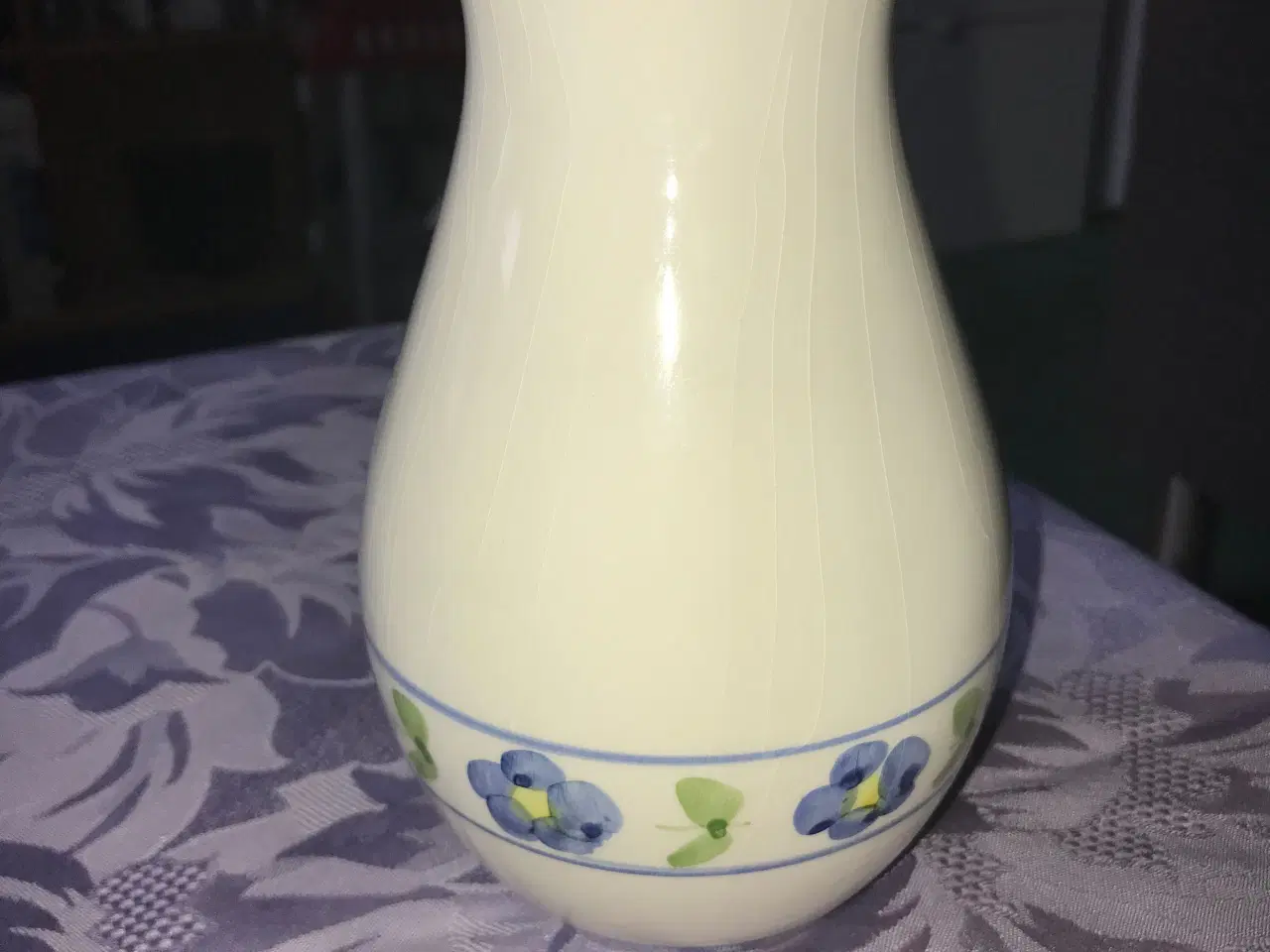 Billede 2 - Brun vase - hvid blomstret vase