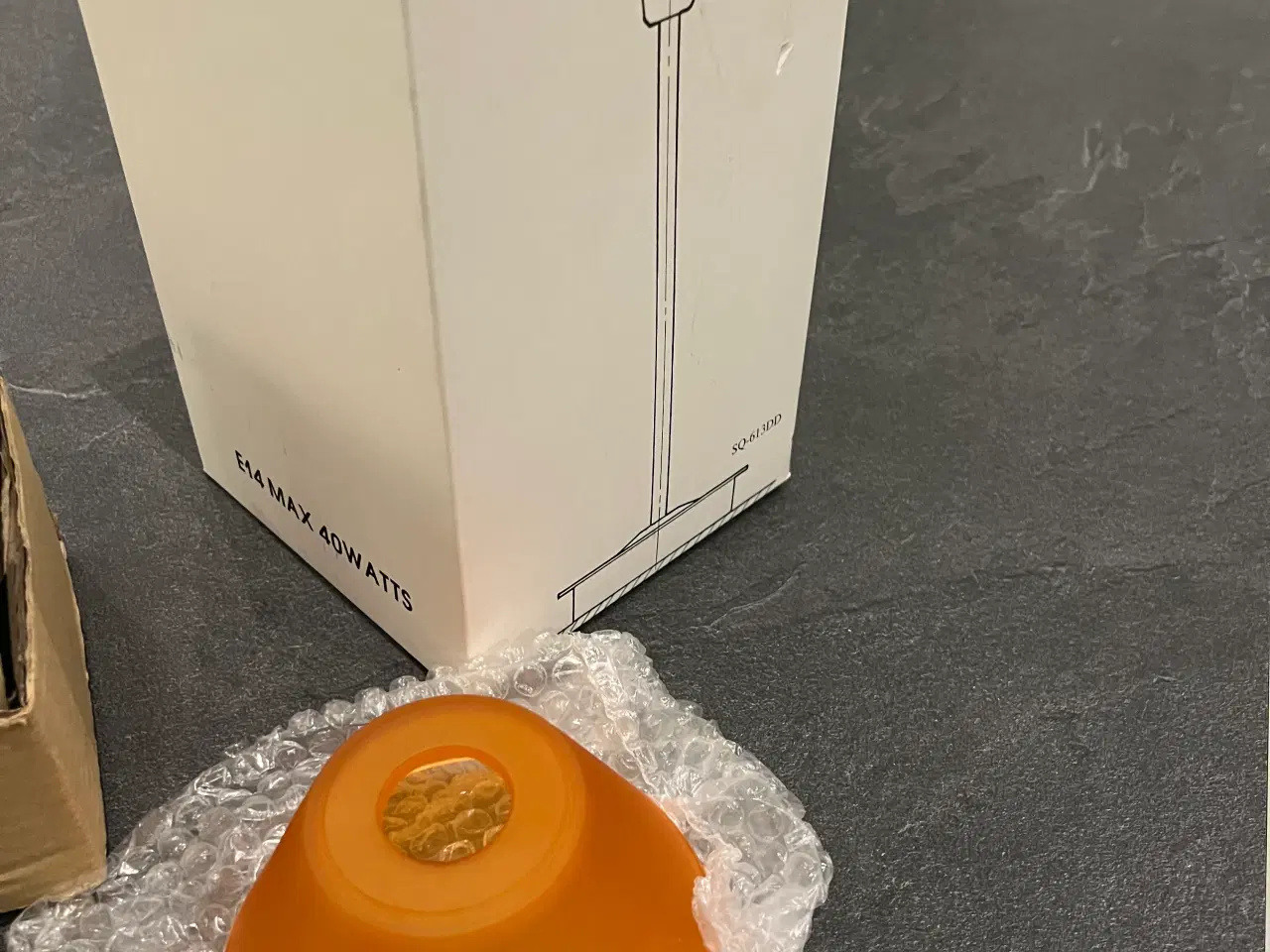 Billede 4 - Orange og let konisk bordlampe