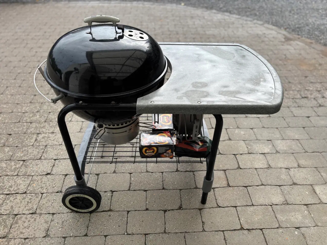 Billede 1 - Weber kuglegrill med bord.