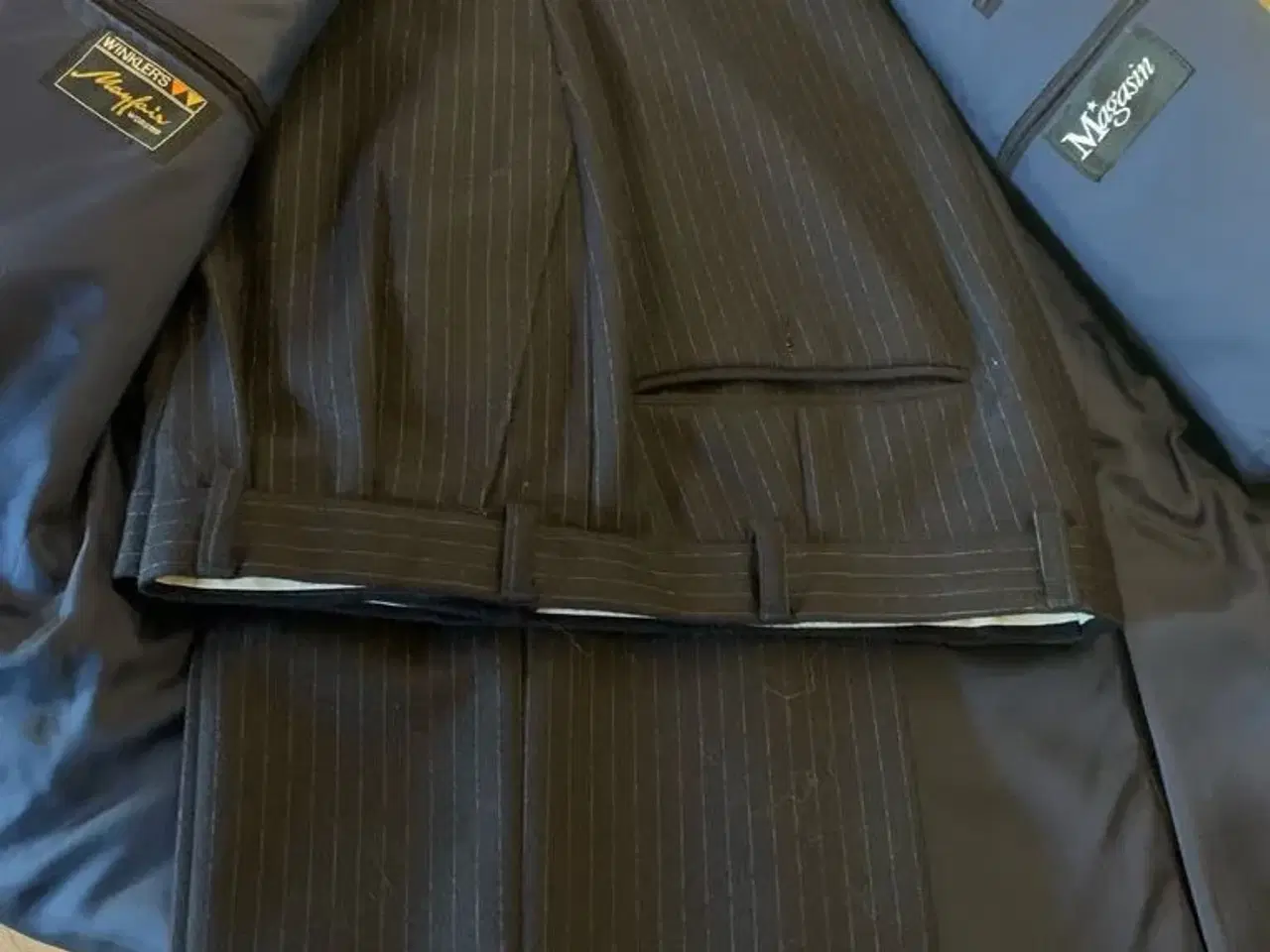 Billede 3 - Marineblå nålestribet jakkesæt