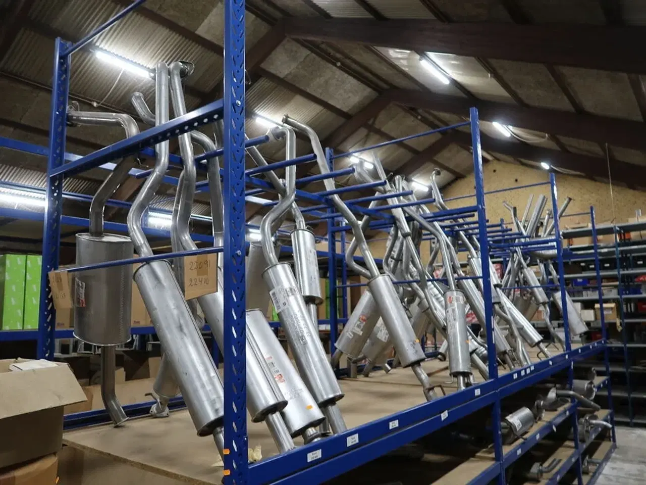 Billede 2 - Reol til udstødninger