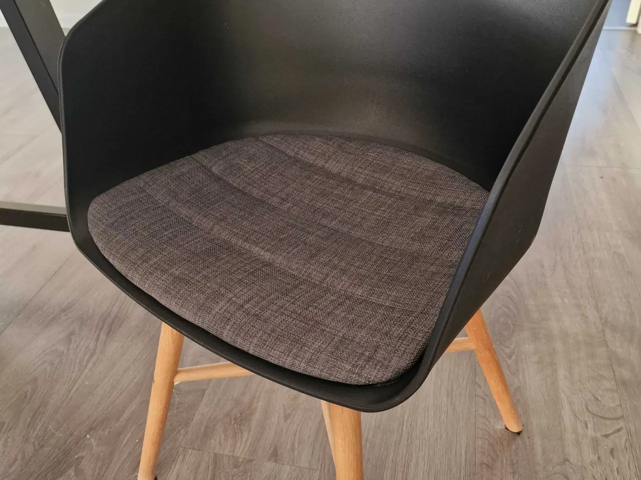 Billede 1 - Spisebord med stole