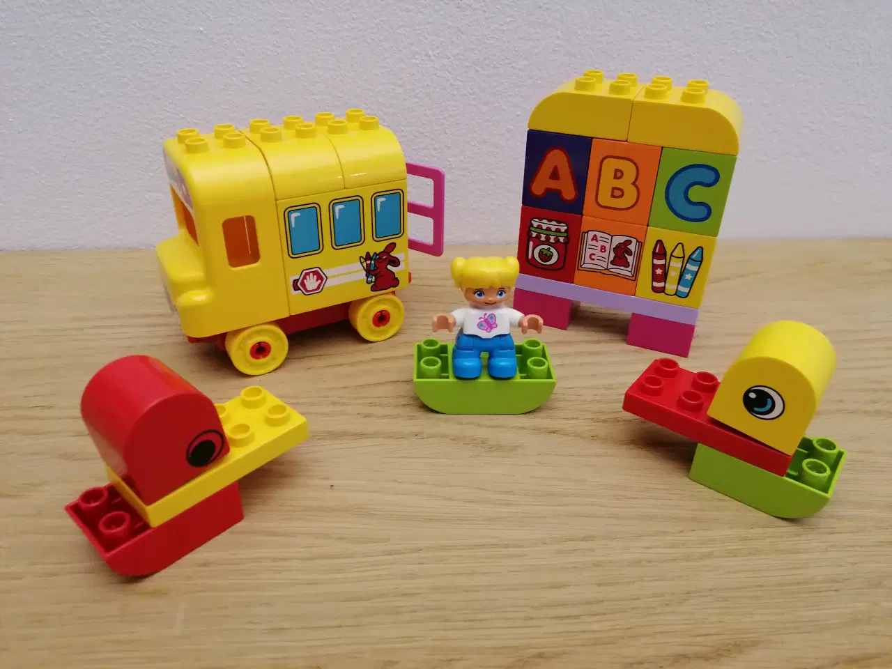 Billede 1 - Duplo Skolebus med forskellige klodser som vist på