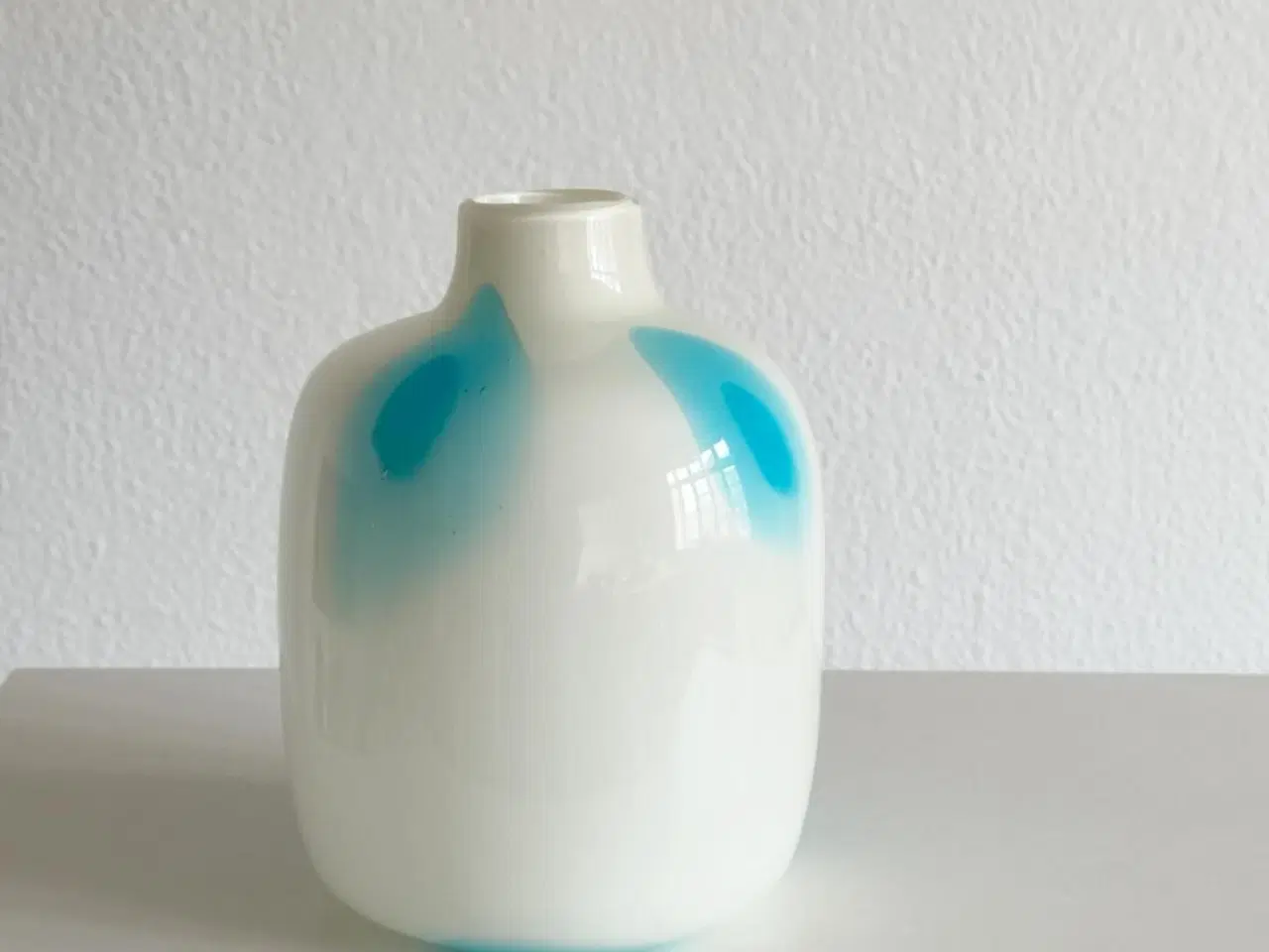Billede 3 - Stor glasvase, hvid m blå prikker