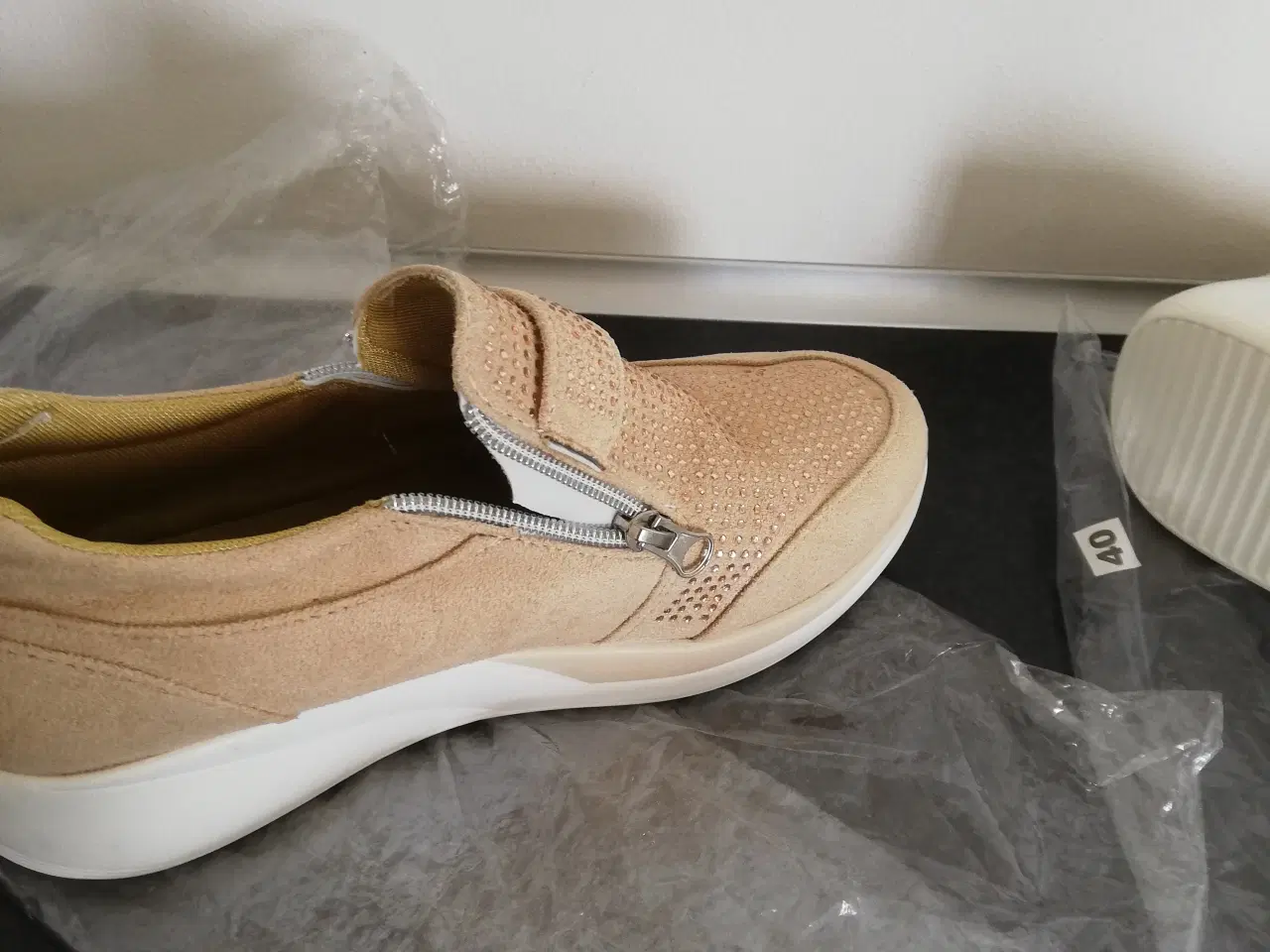 Billede 2 - Lys Sneakers m lynlås