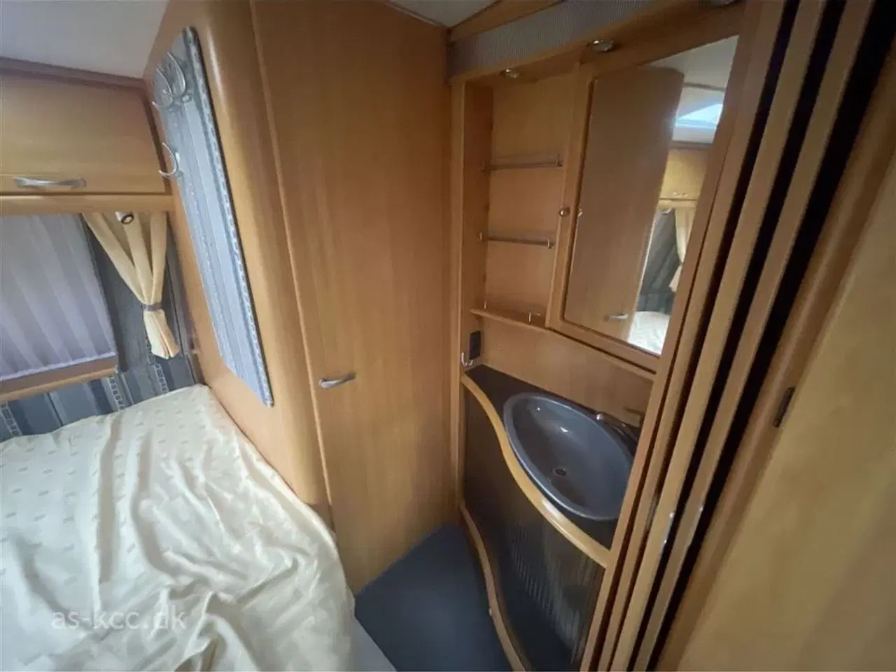 Billede 7 - 2005 - LMC Münsterland 475 RD Lmc Münsterland 475 RD årg. 2005 Med ny mover fra 2024 og markise, tæpper i vognen. 4 sovepladser, 5 siddepladser.