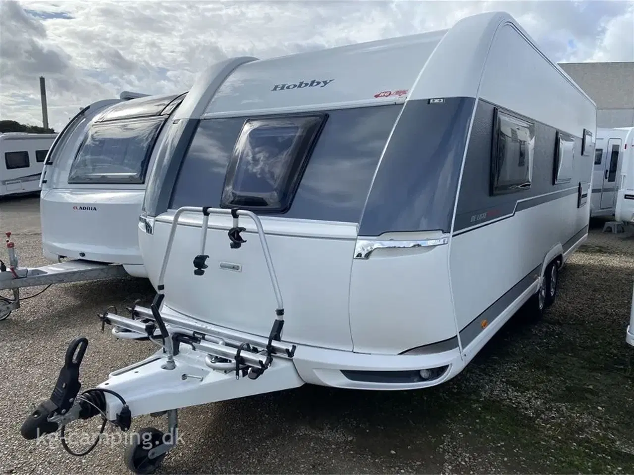 Billede 1 - 2020 - Hobby De Luxe Edition 650 KMFe   Velholdt køjevogn til den store familie