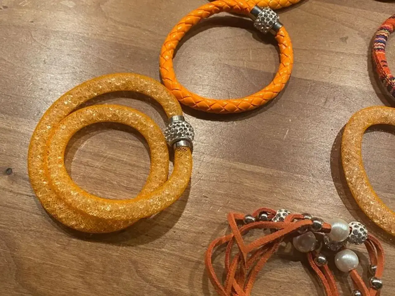 Billede 2 - Flotte orange armbånd