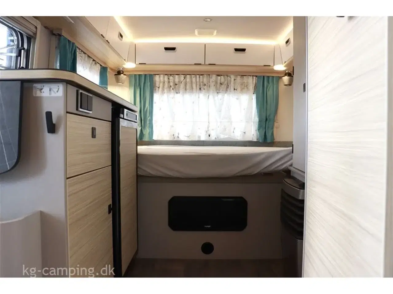 Billede 3 - 2024 - Eriba Touring 530 Urban Harbour Blue Edition TILBUD nedsat med kr. 18.000,- | Populær rejsevogn - Harbour Edition med alt, hvad du kan tænke dig af udstyr.